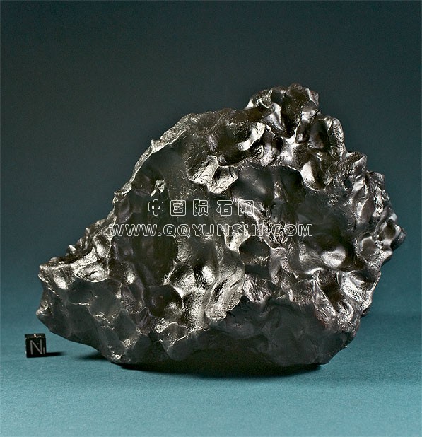 Sikhote 7.9kg meteorite 597a[1] IIB.jpg