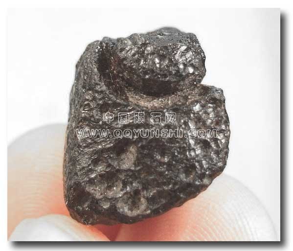 tektiteimpact2[1]来自泰国的的这4.6克玻璃陨石虽小，但非常有趣的。 它会出现一个小的.jpg