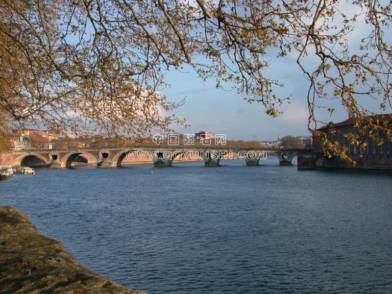 加龙河上的新桥（17世纪建成，为现存最古老的桥梁）.jpg
