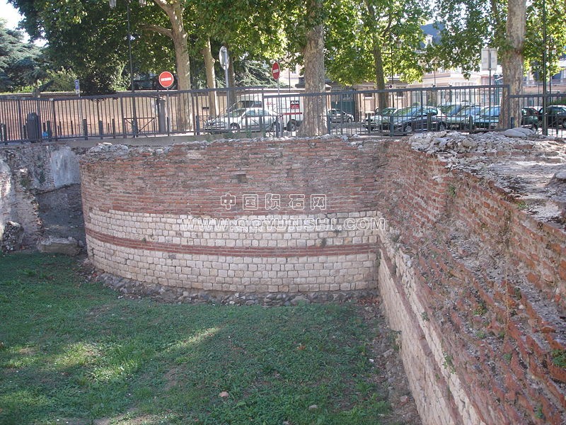 保持的罗马城墙上的宫殿尼尔广场附近的圣 - 雅克.jpg
