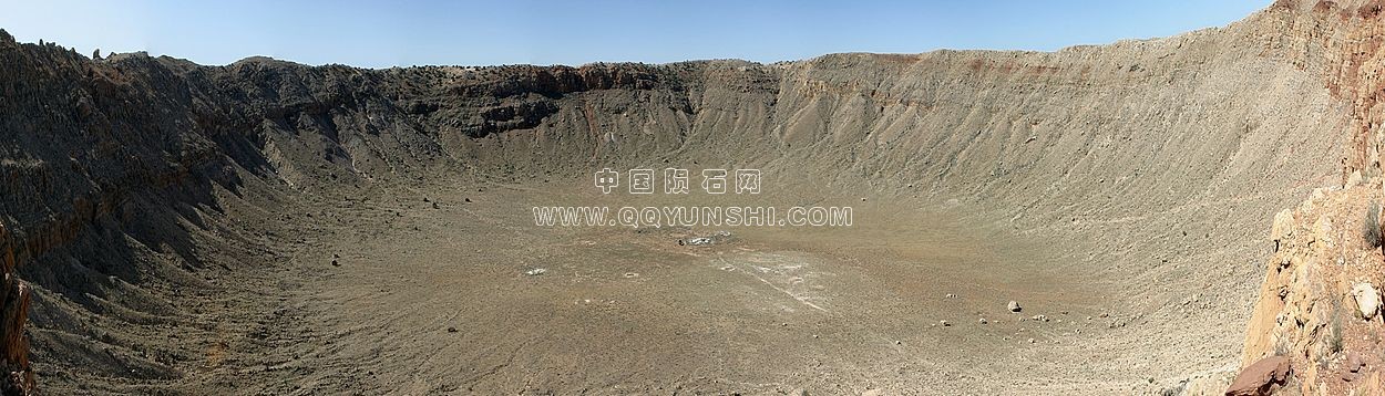 在较低处观景台拍摄的巴林杰陨石坑全景.jpg