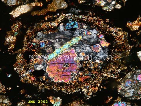 球粒LL  L 3.5球粒陨石SAH97210 -橄榄石RIM是由氧化铁从陆地风化染色。 球粒大小1250μ。.jpg