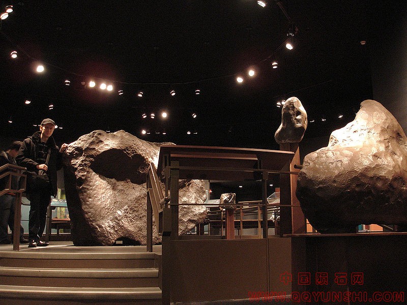 约克角陨石。一万年前，这30吨的铁陨石撞上格陵兰岛，现在矗立在美国自然历史博物馆。.jpg