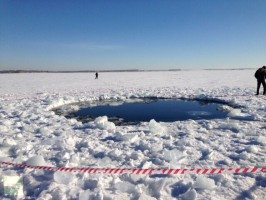 meteorite-crater-russia-urals-2-15-2013-Chebarkul-Lake-west-of-Chelyabinsk-266x200.jpg