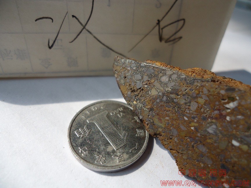 样品5：在田地里捡到，被磁铁吸引程度中等密度3.65，镍含量3.1，金含量0.84克吨