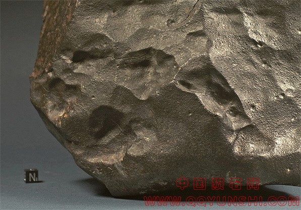 Fusion crust meteorite 048 Dhofar 1511.jpg