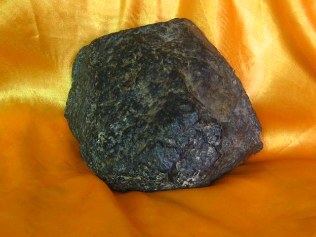 陨石：12×10×5cm,中性磁，3.5公斤。