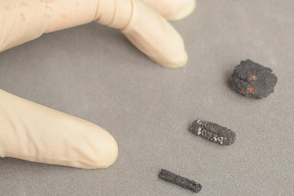这些古埃及铁珠子从伦敦大学学院的皮特里博物馆被伪造从陨石铁精心打制成薄片在卷成管.jpg