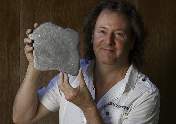罗伯特·艾略特与他的陨石收藏之一。 （图片提供：里昂和Turnbull）.jpg