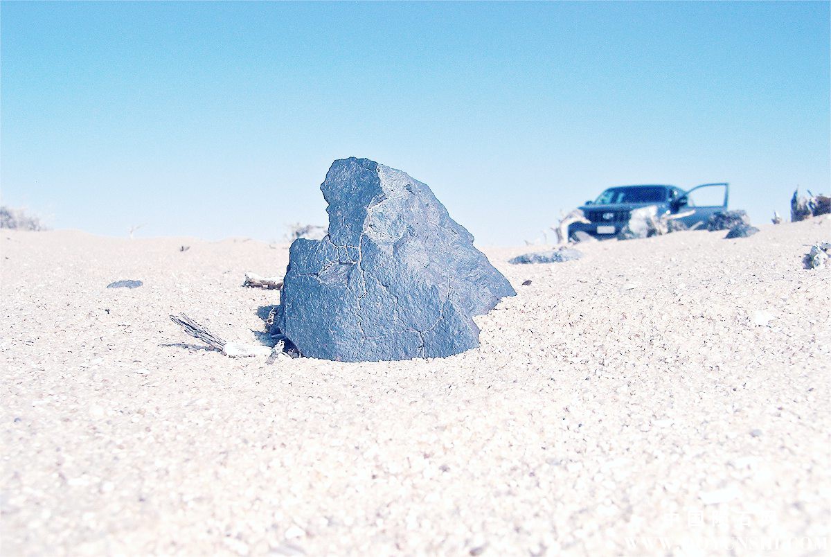 Meteorite_desert_Sahara_B_1200.jpg