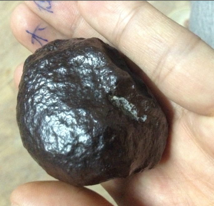 边上不知道算不算熔流沟，但卷边清晰