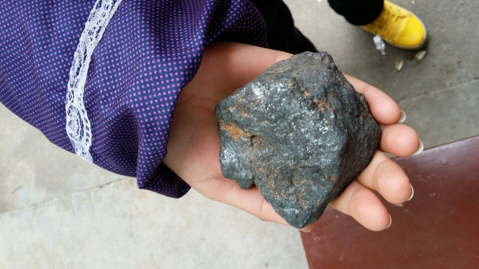 12岁的侄女手捧着石头