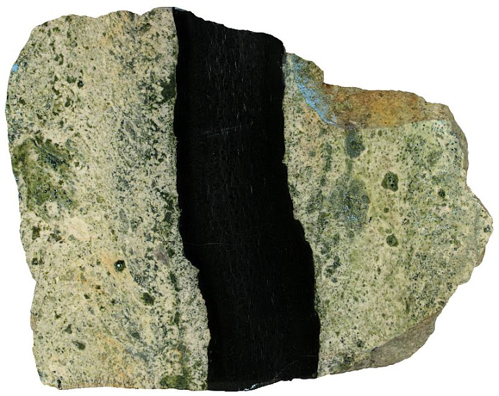 00024 6193 15 cm basalt dike albite.jpg