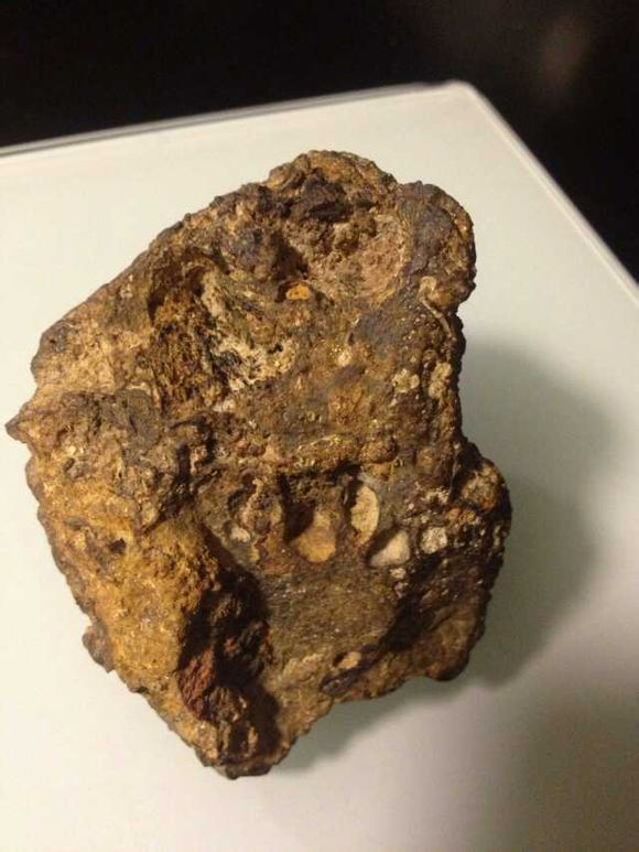 这面是与地面接触面，泥土嵌入，上面依然可以看到燃烧气印