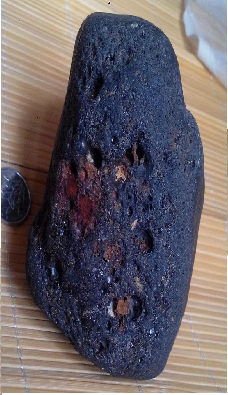 凹处可以看到熔壳   深红出吸铁石吸