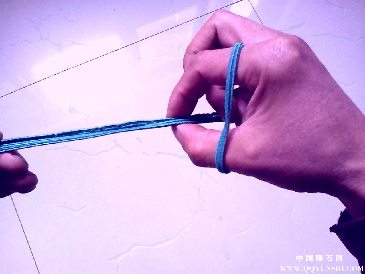 第四步，找一段细绳对折，如图所示。