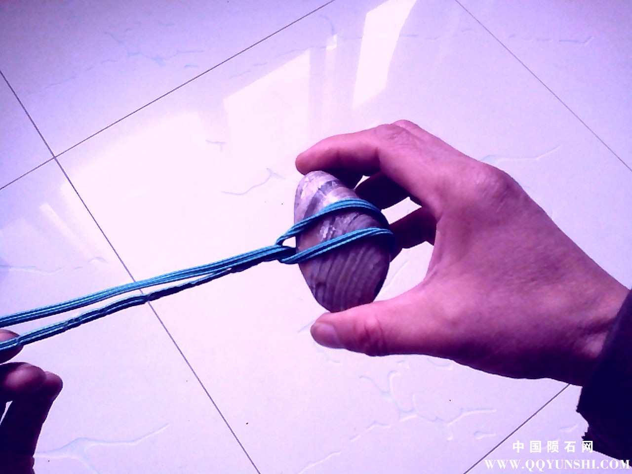 第四步，找一段细绳对折，如图所示。