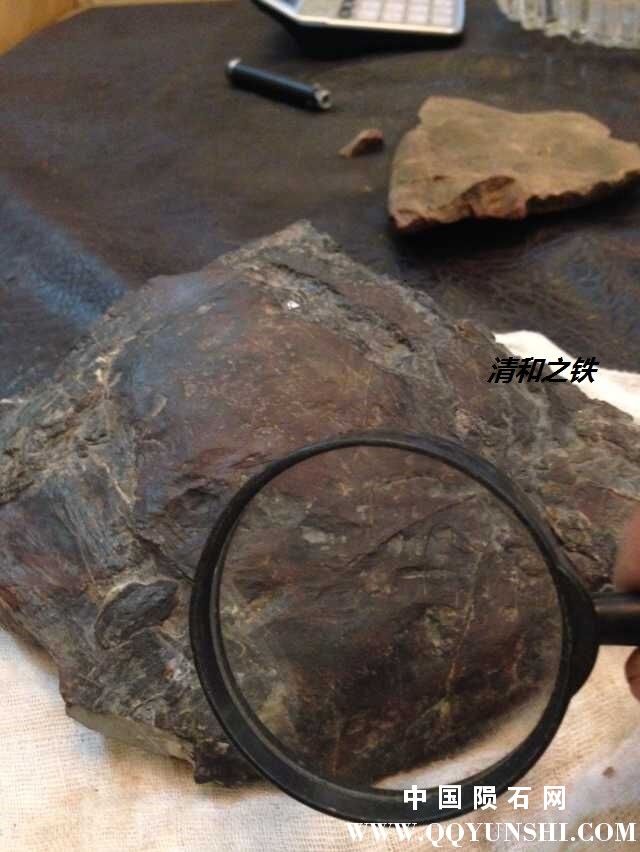 这融壳干干地，用小铁棒敲击发出清脆的声音悦耳动听