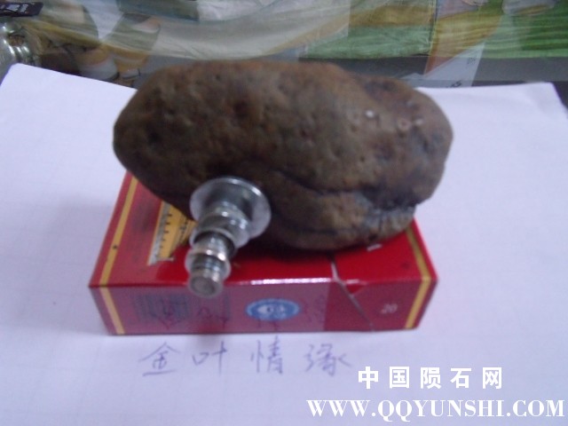 就这一小块磁性大，有点铁熔的粒粒，别的地方微磁