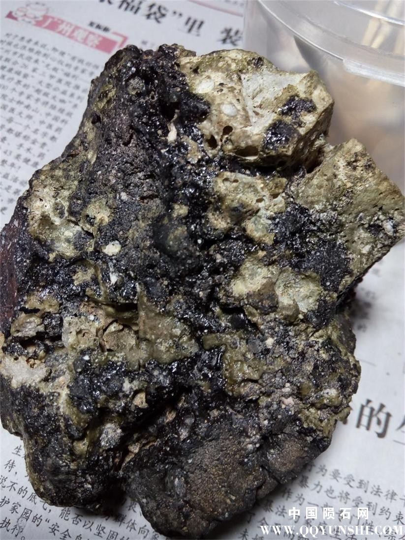 石头有熔融白色地方有针状矿物