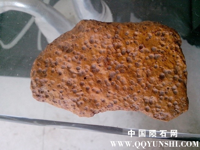 两则都有熔坑，气泡形成