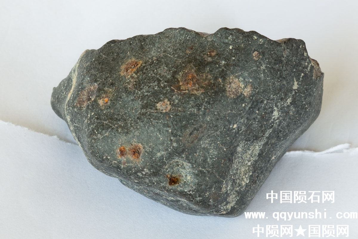发时埋在地下的一面有铁锈