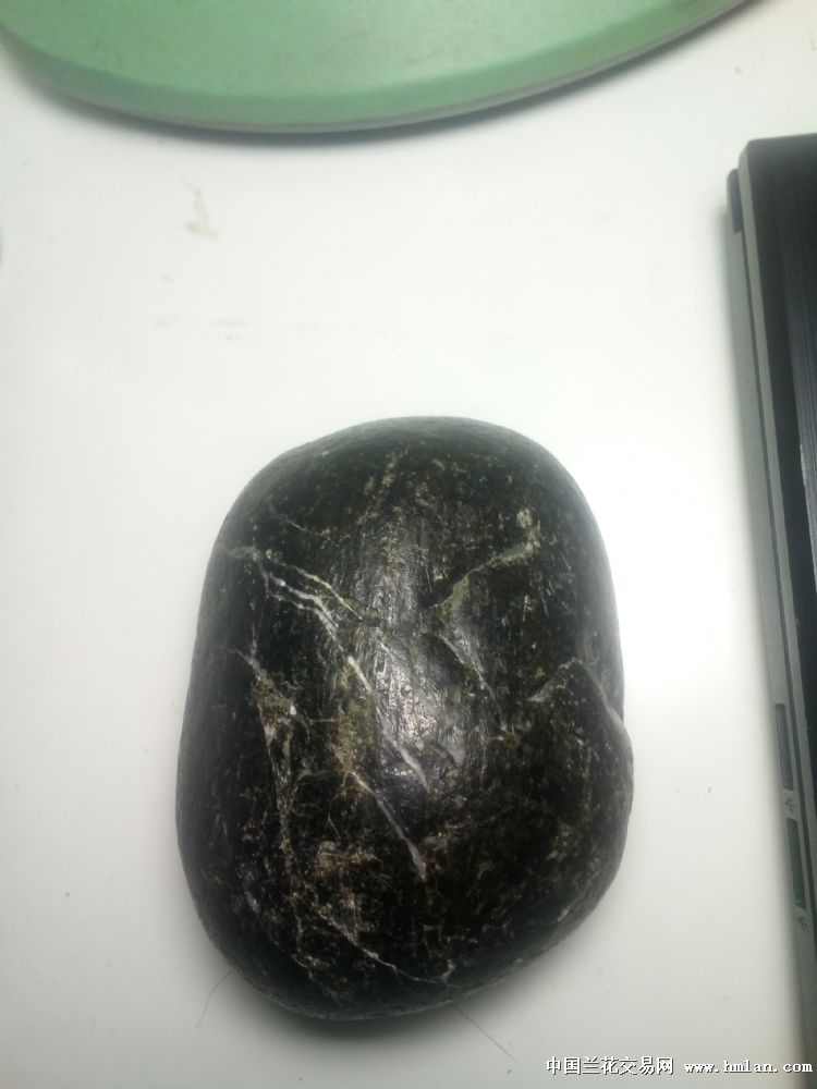 虽经历风沙，黑亮玻璃质熔皮可见