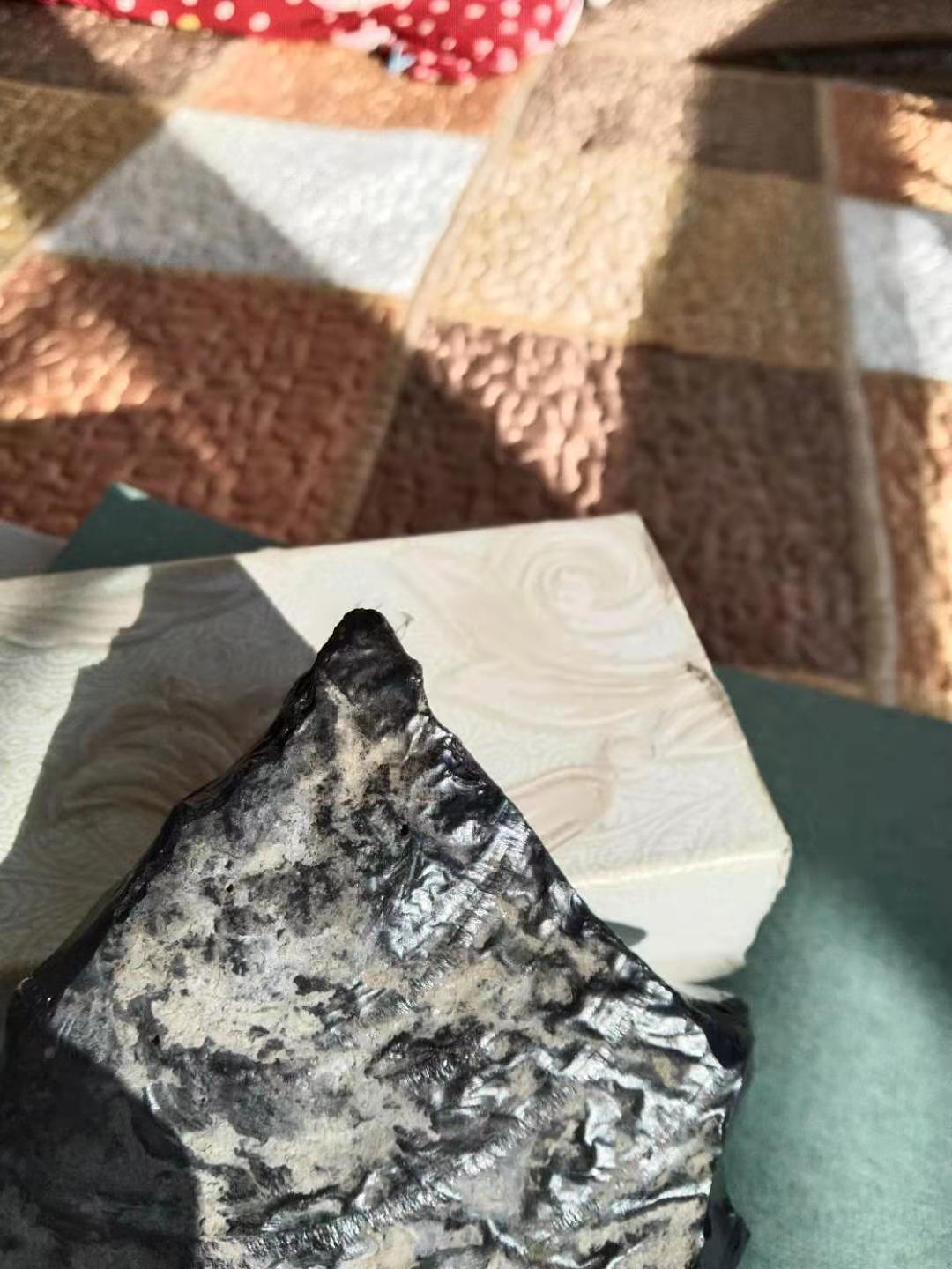 数字应该是天然形成，划痕从数字上面划过。