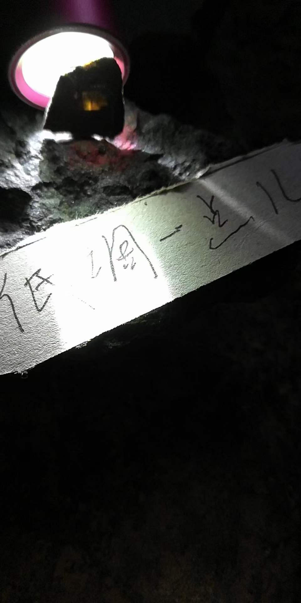 这橄榄石是主体的一块碎片。