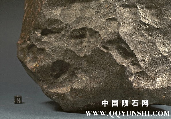 Fusion crust meteorite 048 Dhofar 1511.jpg