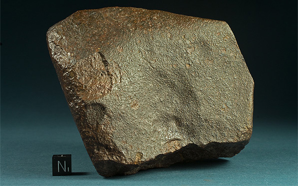 Fusion crust meteorite 065 Dhofar 1508 .jpg